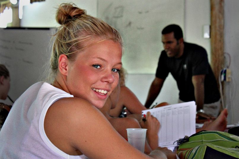Lena Hauge som sitter i klasserom